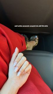 Duygu Özaslan feet photo thumbnail