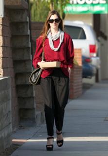 Anne Hathaway feet photo thumbnail
