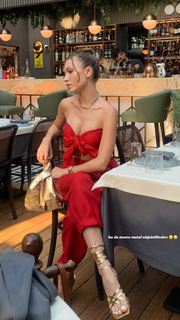 Duygu Özaslan feet photo thumbnail