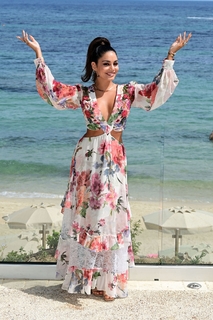 Vanessa Hudgens feet photo thumbnail