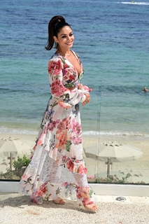 Vanessa Hudgens feet photo thumbnail