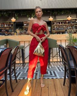 Duygu Özaslan feet photo thumbnail
