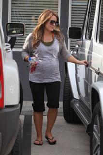 Hilary Duff feet photo thumbnail