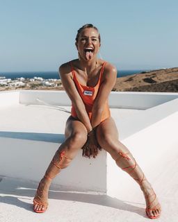 Lola Weippert feet photo thumbnail