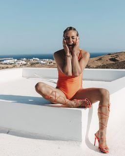 Lola Weippert feet photo thumbnail