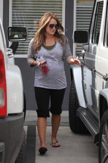 Hilary Duff feet photo thumbnail