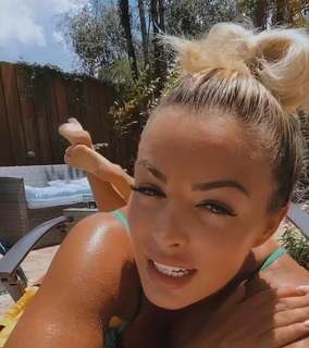 Amanda Saccomanno feet photo thumbnail