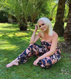 Daniela Katzenberger feet photo thumbnail