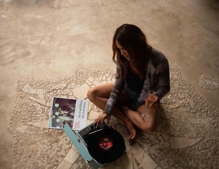 Halle Berry feet photo thumbnail