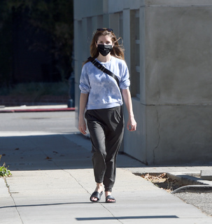 Anna Kendrick feet photo thumbnail