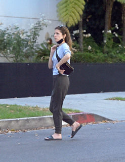 Anna Kendrick feet photo thumbnail