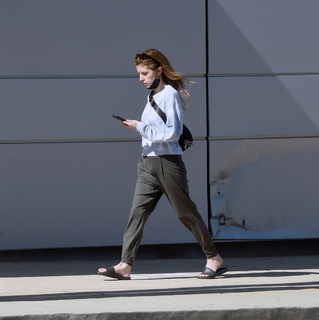 Anna Kendrick feet photo thumbnail