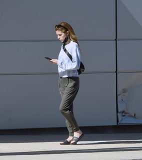 Anna Kendrick feet photo thumbnail
