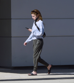 Anna Kendrick feet photo thumbnail