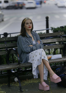 Zoey Deutch feet photo thumbnail