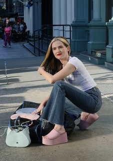 Zoey Deutch feet photo thumbnail