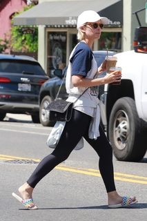 Kate Mara feet photo thumbnail