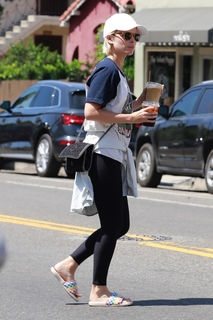 Kate Mara feet photo thumbnail