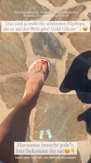 Lola Weippert feet photo thumbnail