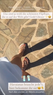 Lola Weippert feet photo thumbnail