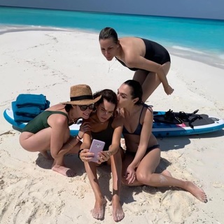 Gal Gadot feet photo thumbnail