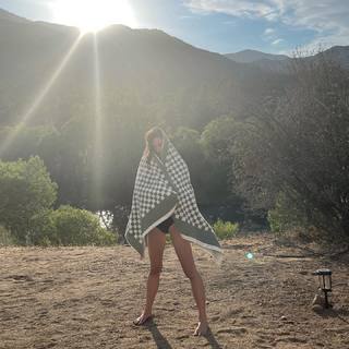 Phoebe Tonkin feet photo thumbnail