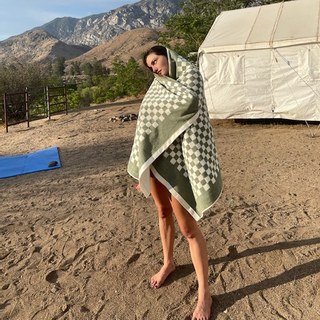 Phoebe Tonkin feet photo thumbnail
