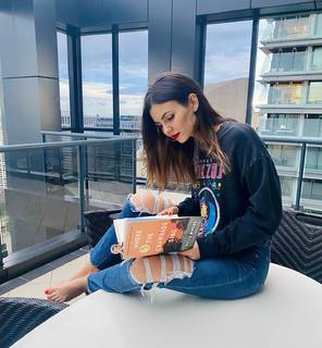 Victoria Justice feet photo thumbnail