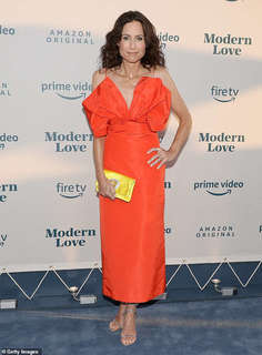 Minnie Driver feet photo thumbnail