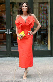 Minnie Driver feet photo thumbnail