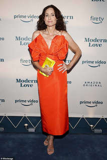 Minnie Driver feet photo thumbnail