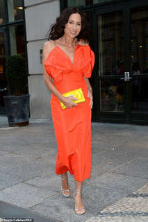 Minnie Driver feet photo thumbnail