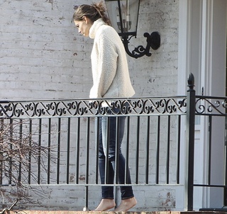 Katie Holmes feet photo thumbnail