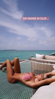 Deborah Secco feet photo thumbnail