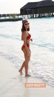 Deborah Secco feet photo thumbnail