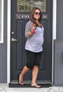 Hilary Duff feet photo thumbnail