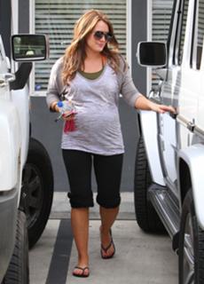 Hilary Duff feet photo thumbnail