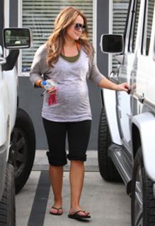Hilary Duff feet photo thumbnail