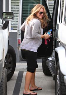 Hilary Duff feet photo thumbnail