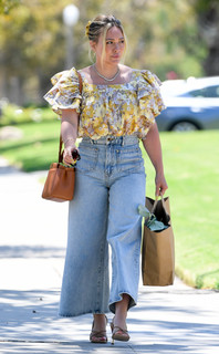 Hilary Duff feet photo thumbnail