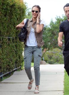 Jessica Alba feet photo thumbnail