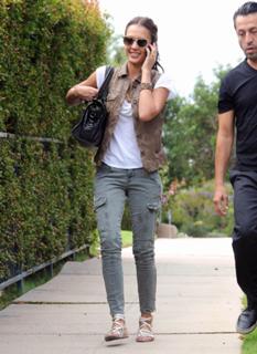 Jessica Alba feet photo thumbnail