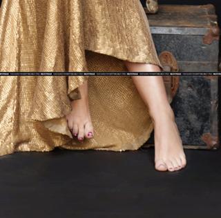 Miley Cyrus feet photo thumbnail