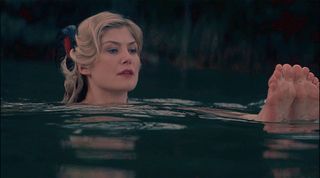 Rosamund Pike feet photo thumbnail