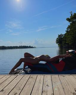 Addison Rae feet photo thumbnail