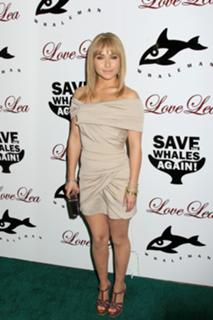 Hayden Panettiere feet photo thumbnail