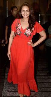 Huma Qureshi feet photo thumbnail