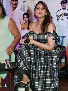 Huma Qureshi feet photo thumbnail