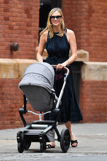 Karlie Kloss feet photo thumbnail