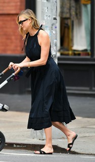 Karlie Kloss feet photo thumbnail